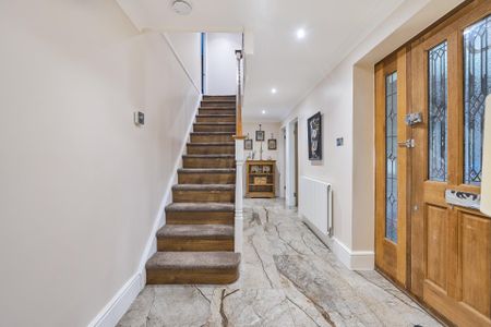 Detached House to rent with 7 bedrooms, Heathcote, Tadworth Park - Photo 4