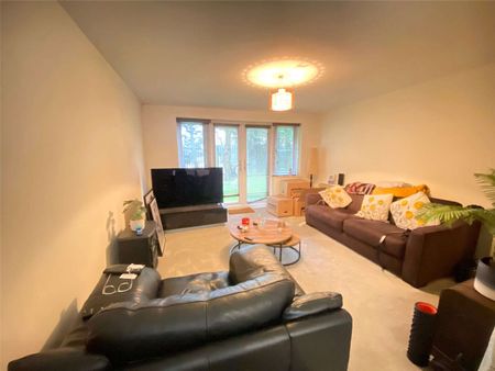 A contemporary apartment forming part of a modern development set in vibrant Crawley. - Photo 4