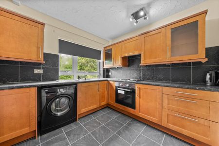 2 bedroom flat to rent - Photo 2