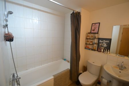 1 Bed Flat, Marco Island, NG1 - Photo 5