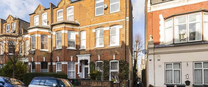 1 bedroom property on the top floor of a period conversion close to a tube - Photo 1