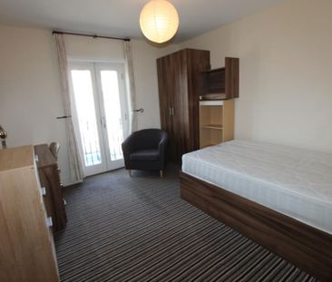 4 bedroom flat to rent - Photo 3