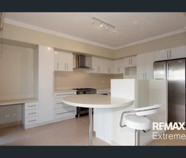 Unique 3x2 - Quality throughout! - Photo 2