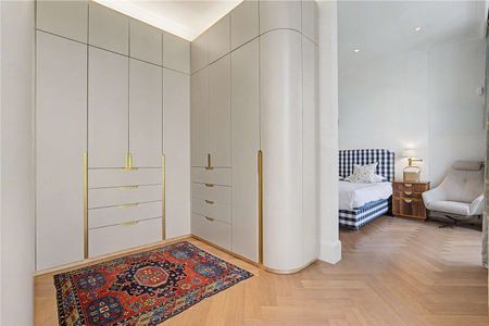 An exceptional three-bedroom lateral apartment set on the first floor of the prestigious Connaught Square, - Photo 4