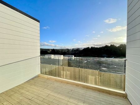Modern 3.5 bedroom Townhouse in Flat Bush - Photo 2