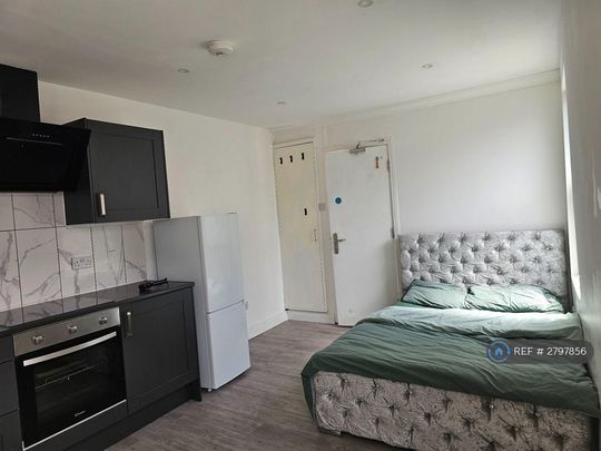 Studio to rent - Photo 1