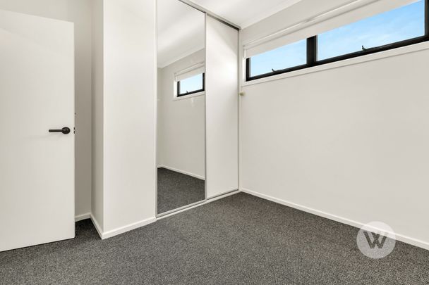 3 Grandstand Circuit, St Clair SA 5011 - Townhouse For Rent | Domain - Photo 1