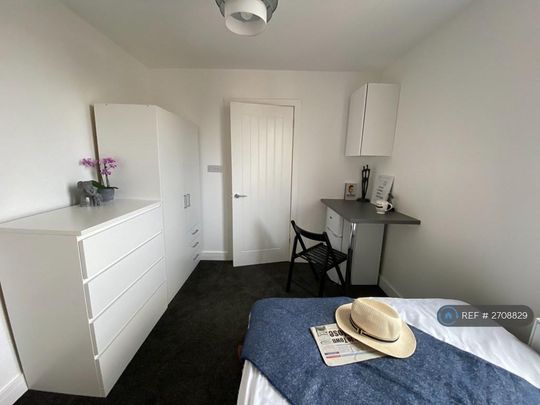 1 bedroom in a house share to rent - Photo 1