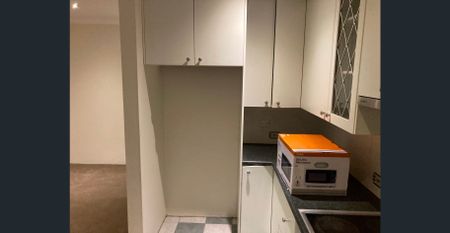 🏡Fully Furnished-Bright & Airy 3-Bedroom Apart – Prime Location Next to Shopping Centre! Closed to BUS station! CONFIRM THE LEASE TERM IN ADVANCE - Photo 5