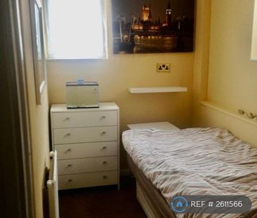 4 bedroom semi-detached house to rent - Photo 3