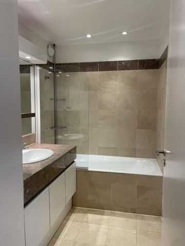 Location Appartement 2 pièces 65m² PARIS 8ème - Photo 5