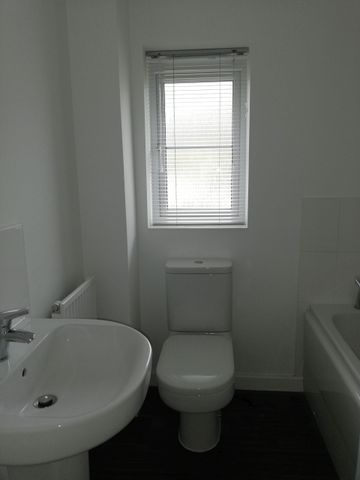 Apply Online – Welsh Housing Partnership Property – 3 Bed House, Ynys Y Wern, Port Talbot – Minimum household income £23K PA from a salary (not including benefits) - Photo 2