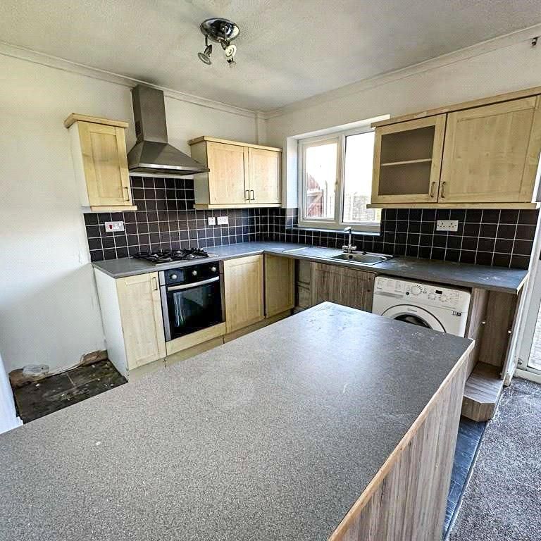 3 bedroom semi-detached house to rent - Photo 1