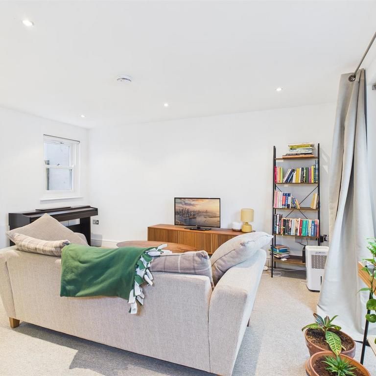 2 bedroom end of terrace house to rent - Photo 1