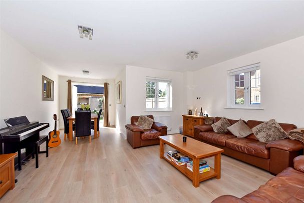 An immaculate four bedroom family home in a sought after peaceful development in Old Windsor. - Photo 1