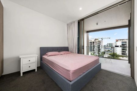 Luxury Riverside Apartment in Exclusive West End Enclave - Photo 2