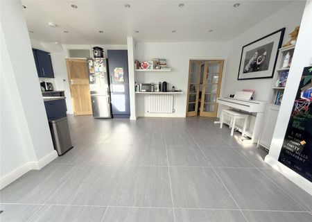 Woodcote Avenue, NW7, London - Photo 5