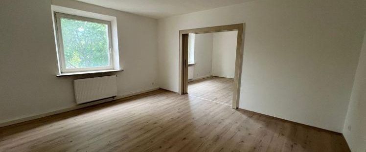 3-Zimmer-Wohnung - in zentraler Lage von Hof - 1. Obergeschoss - PKW Stellplatz anmietbar - komplett renoviert - Photo 1