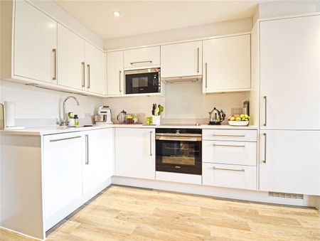 Well presented 2 bedroom apartment situated just to the south of the City centre with excellent access to A14, M11 & Addenbrookes Hospital. Allocated parking. Underfloor heating. Unfurnished. - Photo 4