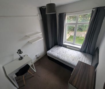 8 bedroom house of multiple occupation to rent - Photo 2