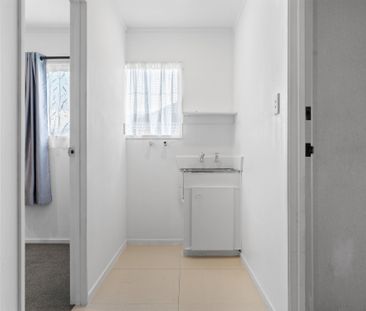 Spacious Family Home with Garage - Unbeatable Location - Photo 3