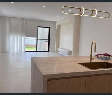 BRAND NEW LUXURY DUPLEX IN PRIME LOCATION!! $1,300 PER WEEK - Photo 2