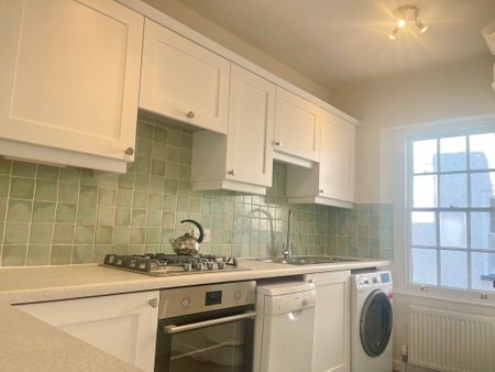 2 bedroom Two Bedroom Maisonette With Lovely Views to rent - Photo 3