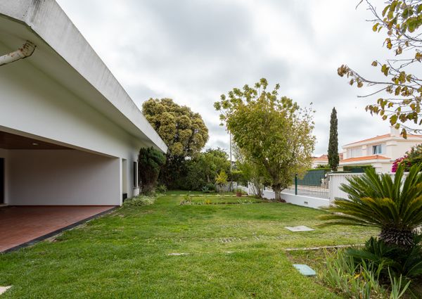 Modern five bedroom family villa with pool and garden facing the Beloura golf course.