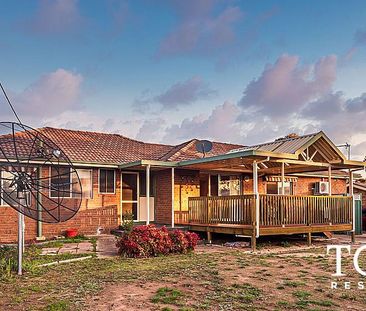 8 Degraves Crescent, Wanniassa ACT 2903 - House For Rent | Domain - Photo 4