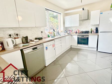 8 Bedroom Semi-Detached House - Photo 4