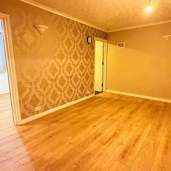 4 bedroom end of terrace house to rent - Photo 1