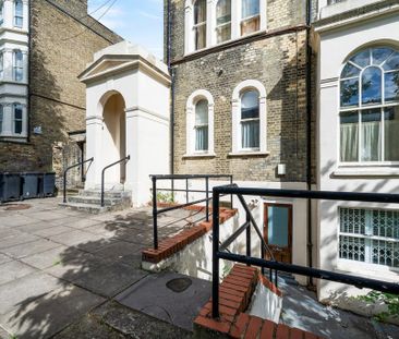 3 bedroom flat to rent - Photo 5