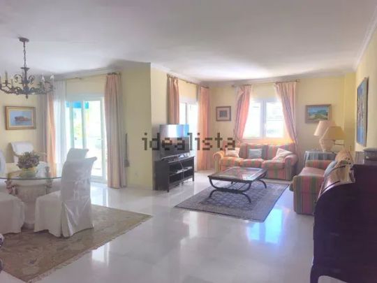 Alquiler de piso en Avenida Playas del Duque - Foto 1