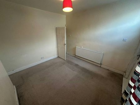 Terraced House to rent on - Photo 3