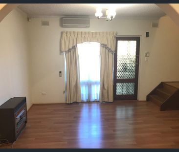 2 BEDROOM TOWNHOUSE IN GREAT LOCATION!! - Photo 2