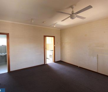 WELL PRESENTED UNIT IN EXCELLENT LOCATION - Photo 3