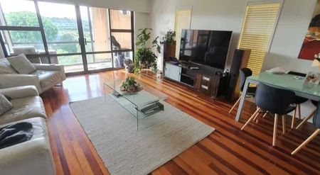 A lovely free standing family home - Photo 3