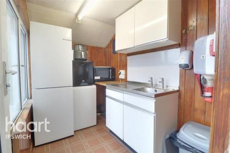 1 bedroom in a house share to rent - Photo 2