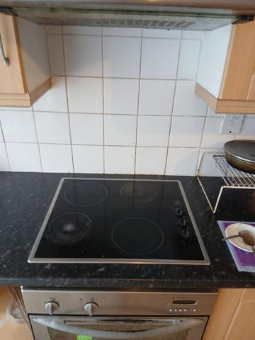 1 bedroom in a house share to rent - Photo 2
