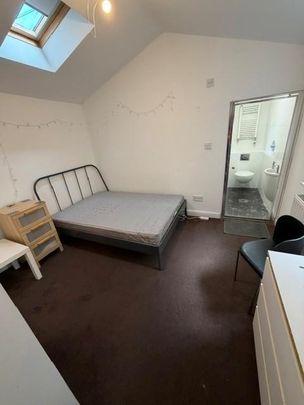 1 bedroom in a house share to rent - Photo 1