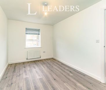 4 bedroom semi-detached house to rent - Photo 2