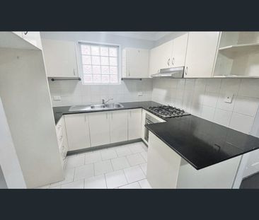 WELL PRESENTED GROUND FLOOR 2 BEDROOM UNIT! - Photo 3