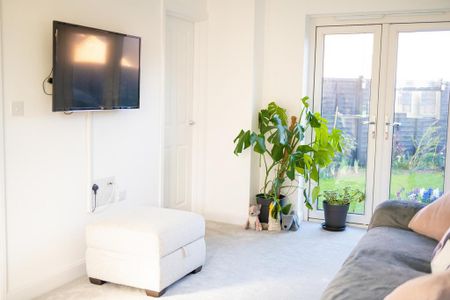 3 bedroom semi-detached house to rent - Photo 4