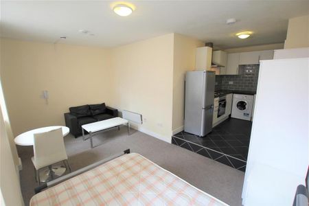 Studio to rent - Photo 2