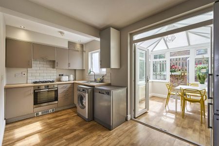 2 Downshire Place, HOLYWOOD, BT18 9LR - Photo 3