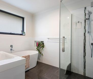 Modern home in Penguin - Photo 2