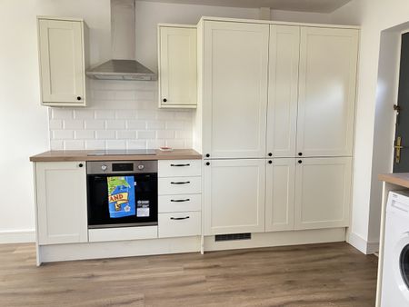 3 Bed Terraced House, Acres Hall Avenue, LS28 - Photo 3