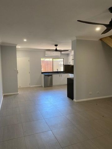 TOWNHOUSE CLOSE TO THE CITY - Photo 4