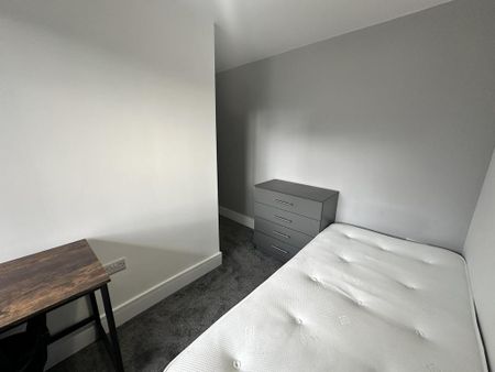 4 bedroom semi-detached house to rent - Photo 3