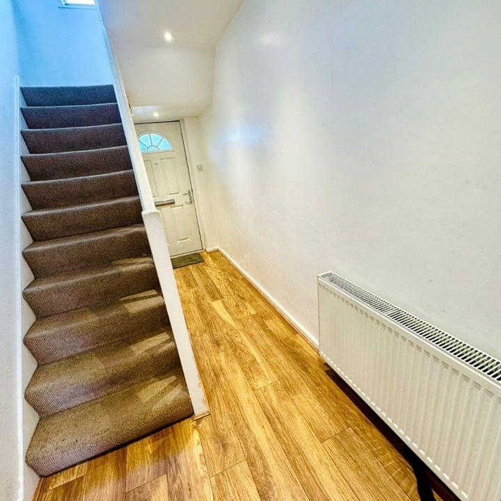 Room in a Shared House, Whatley Acenue, SW20 - Photo 1